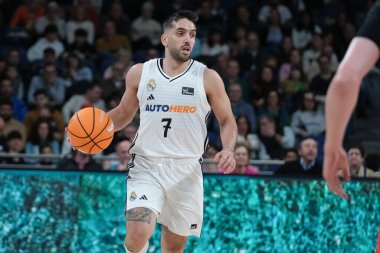 Real Madrid 'den Facu Campazzo, Real Madrid ile UCAM Murcia arasında oynanan Liga Endesa maçı sırasında Madrid' deki Movistar Arena 'da maç yapıyor.