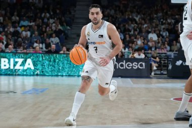 Real Madrid 'den Facu Campazzo, Real Madrid ile UCAM Murcia arasında oynanan Liga Endesa maçı sırasında Madrid' deki Movistar Arena 'da maç yapıyor.