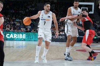 Real Madrid 'den Facu Campazzo, Real Madrid ile UCAM Murcia arasında oynanan Liga Endesa maçı sırasında Madrid' deki Movistar Arena 'da maç yapıyor.