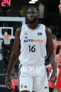 Real Madrid 'den Usman Garuba, Real Madrid ile UCAM Murcia arasında oynanan Liga Endesa maçı sırasında Madrid' deki Movistar Arena 'da maç yapıyor.