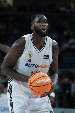 Real Madrid 'den Usman Garuba, Real Madrid ile UCAM Murcia arasında oynanan Liga Endesa maçı sırasında Madrid' deki Movistar Arena 'da maç yapıyor.