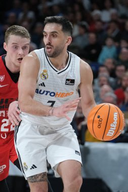 Real Madrid 'den Facu Campazzo, Real Madrid ile UCAM Murcia arasında oynanan Liga Endesa maçı sırasında Madrid' deki Movistar Arena 'da maç yapıyor.
