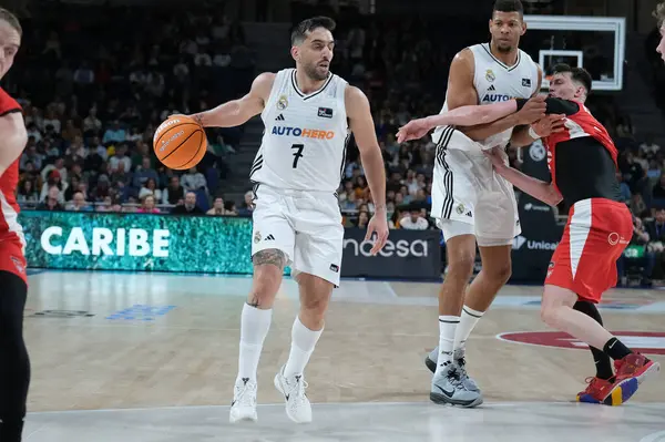 Real Madrid 'den Facu Campazzo, Real Madrid ile UCAM Murcia arasında oynanan Liga Endesa maçı sırasında Madrid' deki Movistar Arena 'da maç yapıyor.