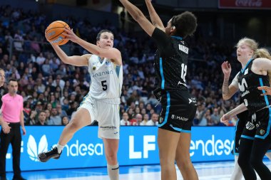 Movistar Estudiantes ile Hozono Global Jairis arasında oynanan LF Endesa maçı sırasında oyuncular 9 Mart 2025 tarihinde Madrid, İspanya 'da oynandı..