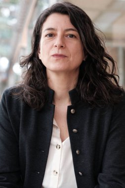 Arjantinli tasarımcı Samanta Schweblin, İspanya 'nın Madrid şehrinde 10 Mart 2025 tarihli retratos oturumunu sürdürdü.