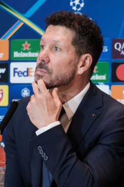Diego Simeone 11 Mart 2025 tarihinde Madrid Metropolitano Stadyumu 'nda Atletico de Madrid ve Real Madrid CF arasında oynanan UEFA Şampiyonlar Ligi maçına katıldı.