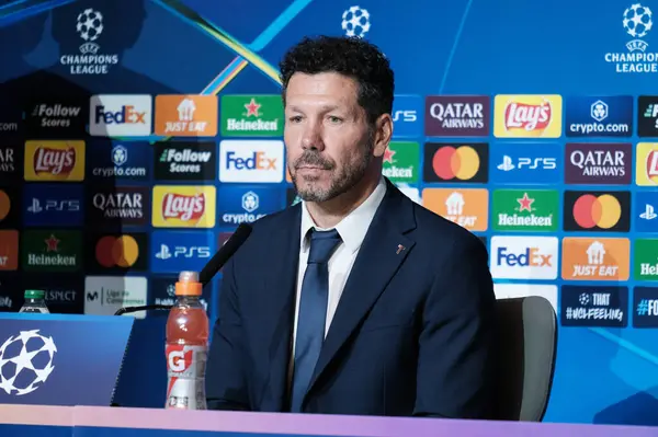 Diego Simeone 11 Mart 2025 tarihinde Madrid Metropolitano Stadyumu 'nda Atletico de Madrid ve Real Madrid CF arasında oynanan UEFA Şampiyonlar Ligi maçına katıldı.