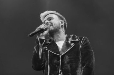 Funambulista grubundan şarkıcı Diego Cantero, Madrid 'deki Las Ventas' ta 14 Mart 2025 'te konser verirken, İspanya.