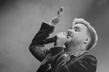 Funambulista grubundan şarkıcı Diego Cantero, Madrid 'deki Las Ventas' ta 14 Mart 2025 'te konser verirken, İspanya.