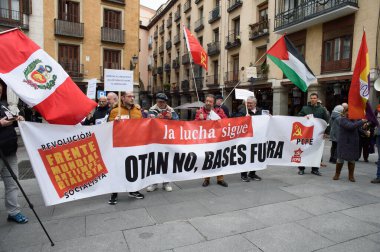 OTAN ve Avrupa Birliği askeri harcamalarındaki artışa karşı Madrid 'in Plaza de las Provices Meydanı' nda düzenlenen bir gösteri sırasında çok sayıda kişi protesto etti. 15 Mart 2025, İspanya.