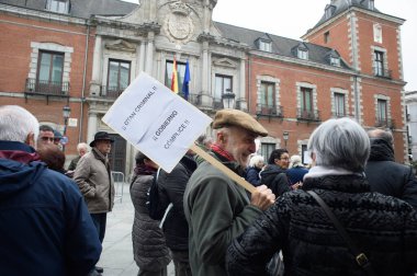 OTAN ve Avrupa Birliği askeri harcamalarındaki artışa karşı Madrid 'in Plaza de las Provices Meydanı' nda düzenlenen bir gösteri sırasında çok sayıda kişi protesto etti. 15 Mart 2025, İspanya.