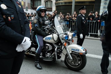 15 Mart 2025 'te Madrid' deki Gran Via Caddesi 'ndeki Aziz Patrick Günü Geçit Töreni' ne katılanlar