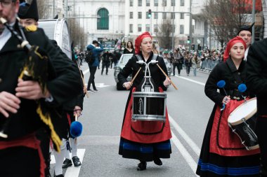 15 Mart 2025 'te Madrid' deki Gran Via Caddesi 'ndeki Aziz Patrick Günü Geçit Töreni' ne katılanlar