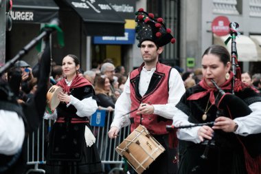 15 Mart 2025 'te Madrid' deki Gran Via Caddesi 'ndeki Aziz Patrick Günü Geçit Töreni' ne katılanlar