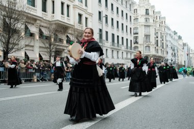 15 Mart 2025 'te Madrid' deki Gran Via Caddesi 'ndeki Aziz Patrick Günü Geçit Töreni' ne katılanlar