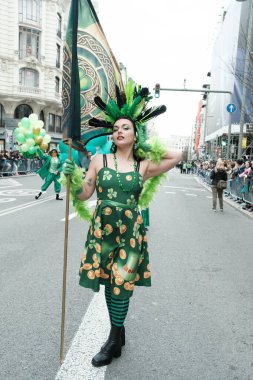 15 Mart 2025 'te Madrid' deki Gran Via Caddesi 'ndeki Aziz Patrick Günü Geçit Töreni' ne katılanlar