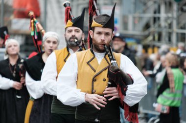 15 Mart 2025 'te Madrid' deki Gran Via Caddesi 'ndeki Aziz Patrick Günü Geçit Töreni' ne katılanlar