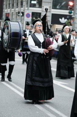 15 Mart 2025 'te Madrid' deki Gran Via Caddesi 'ndeki Aziz Patrick Günü Geçit Töreni' ne katılanlar