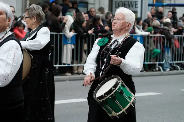 15 Mart 2025 'te Madrid' deki Gran Via Caddesi 'ndeki Aziz Patrick Günü Geçit Töreni' ne katılanlar