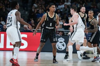 LDLC 'den Theo Maledon Asvel Villeurbanne, Real Madrid ile LDLC Asvel Villeurbanne arasındaki Türkiye EuroLeague sırasında 20 Mart 2025 tarihinde İspanya Movistar Arena' da