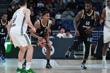LDLC 'den Theo Maledon Asvel Villeurbanne, Real Madrid ile LDLC Asvel Villeurbanne arasındaki Türkiye EuroLeague sırasında 20 Mart 2025 tarihinde İspanya Movistar Arena' da