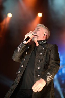 Saurom grubundan şarkıcı Miguel Angel Franco 21 Mart 2025 'te İspanya' nın başkenti Madrid 'deki The Little Prince' in konserinde sahne aldı..