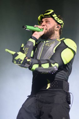 Şarkıcı JC Reyes 22 Mart 2025 'te Madrid' deki Movistar Arena konserinde sahne aldı..