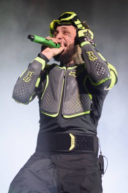 Şarkıcı JC Reyes 22 Mart 2025 'te Madrid' deki Movistar Arena konserinde sahne aldı..