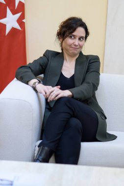 Madrid Topluluğu Başkanı Isabel Diaz Ayuso, 24 Mart 2025 tarihinde Madrid, İspanya 'da AVT (Özerk Topluluklar Derneği) ile yaptığı toplantıda.