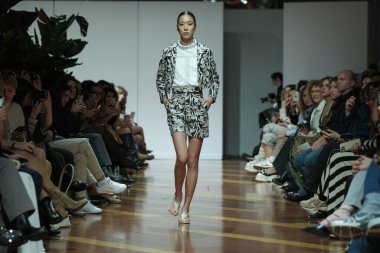 Madrid 'deki Fabrica de Tapices' da Madrid Moda Haftası 'nda Atılier Couture gelin podyumu sırasında ARTOLA COUTUR tarafından üretilen modeller sergilenmektedir. 25 marzo, 2025 İspanya