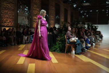 Madrid 'deki Fabrica de Tapices' da Madrid Moda Haftası 'nda Atılier Couture gelin podyumu sırasında ARTOLA COUTUR tarafından üretilen modeller sergilenmektedir. 25 marzo, 2025 İspanya