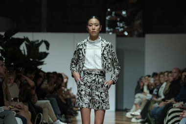 Madrid 'deki Fabrica de Tapices' da Madrid Moda Haftası 'nda Atılier Couture gelin podyumu sırasında ARTOLA COUTUR tarafından üretilen modeller sergilenmektedir. 25 marzo, 2025 İspanya