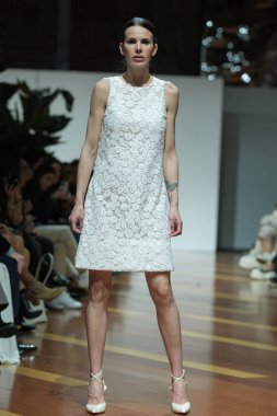Madrid 'deki Fabrica de Tapices' da Madrid Moda Haftası 'nda Atılier Couture gelin podyumu sırasında ARTOLA COUTUR tarafından üretilen modeller sergilenmektedir. 25 marzo, 2025 İspanya
