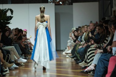 Madrid 'deki Fabrica de Tapices' da Madrid Moda Haftası 'nda Atılier Couture gelin podyumu sırasında ARTOLA COUTUR tarafından üretilen modeller sergilenmektedir. 25 marzo, 2025 İspanya