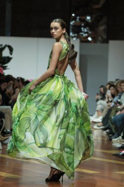 Madrid 'deki Fabrica de Tapices' da Madrid Moda Haftası 'nda Atılier Couture gelin podyumu sırasında ARTOLA COUTUR tarafından üretilen modeller sergilenmektedir. 25 marzo, 2025 İspanya