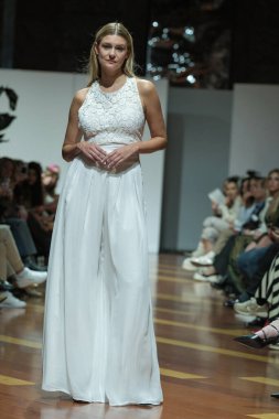 Madrid 'deki Fabrica de Tapices' da Madrid Moda Haftası 'nda Atılier Couture gelin podyumu sırasında ARTOLA COUTUR tarafından üretilen modeller sergilenmektedir. 25 marzo, 2025 İspanya