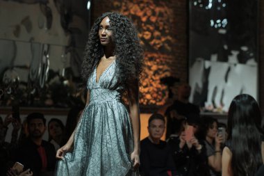 Madrid 'deki Fabrica de Tapices' da Madrid Moda Haftası 'nda Atılier Couture gelin podyumu sırasında ARTOLA COUTUR tarafından üretilen modeller sergilenmektedir. 25 marzo, 2025 İspanya