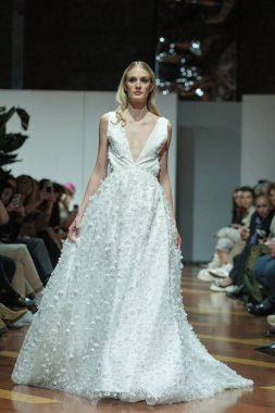 Madrid 'deki Fabrica de Tapices' da Madrid Moda Haftası 'nda Atılier Couture gelin podyumu sırasında ARTOLA COUTUR tarafından üretilen modeller sergilenmektedir. 25 marzo, 2025 İspanya