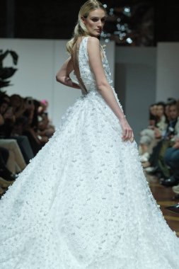 Madrid 'deki Fabrica de Tapices' da Madrid Moda Haftası 'nda Atılier Couture gelin podyumu sırasında ARTOLA COUTUR tarafından üretilen modeller sergilenmektedir. 25 marzo, 2025 İspanya