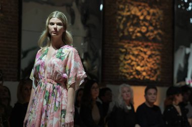 Madrid 'deki Fabrica de Tapices' da Madrid Moda Haftası 'nda Atılier Couture gelin podyumu sırasında ARTOLA COUTUR tarafından üretilen modeller sergilenmektedir. 25 marzo, 2025 İspanya