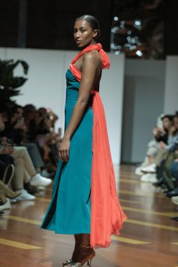 Madrid 'deki Fabrica de Tapices' da Madrid Moda Haftası 'nda Atılier Couture gelin podyumu sırasında ARTOLA COUTUR tarafından üretilen modeller sergilenmektedir. 25 marzo, 2025 İspanya