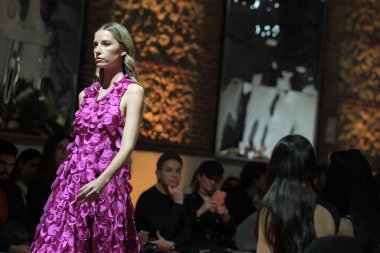 Madrid 'deki Fabrica de Tapices' da Madrid Moda Haftası 'nda Atılier Couture gelin podyumu sırasında ARTOLA COUTUR tarafından üretilen modeller sergilenmektedir. 25 marzo, 2025 İspanya