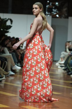 Madrid 'deki Fabrica de Tapices' da Madrid Moda Haftası 'nda Atılier Couture gelin podyumu sırasında ARTOLA COUTUR tarafından üretilen modeller sergilenmektedir. 25 marzo, 2025 İspanya