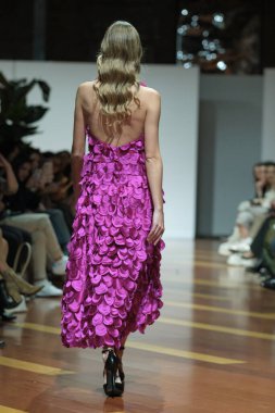 Madrid 'deki Fabrica de Tapices' da Madrid Moda Haftası 'nda Atılier Couture gelin podyumu sırasında ARTOLA COUTUR tarafından üretilen modeller sergilenmektedir. 25 marzo, 2025 İspanya