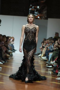 Madrid 'deki Fabrica de Tapices' da Madrid Moda Haftası 'nda Atılier Tasarım Gelin Yürüyüşü sırasında TERESSA NINU ATELIER tarafından yapılan modeller sergilenmektedir. 25 marzo, 2025 İspanya