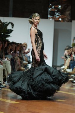 Madrid 'deki Fabrica de Tapices' da Madrid Moda Haftası 'nda Atılier Tasarım Gelin Yürüyüşü sırasında TERESSA NINU ATELIER tarafından yapılan modeller sergilenmektedir. 25 marzo, 2025 İspanya