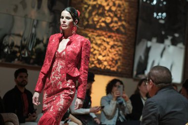 Madrid 'deki Fabrica de Tapices' da Madrid Moda Haftası 'nda Atılier Tasarım Gelin Yürüyüşü sırasında TERESSA NINU ATELIER tarafından yapılan modeller sergilenmektedir. 25 marzo, 2025 İspanya