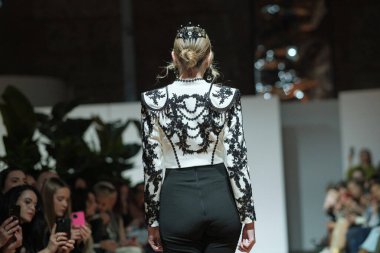 Madrid 'deki Fabrica de Tapices' da Madrid Moda Haftası 'nda Atılier Tasarım Gelin Yürüyüşü sırasında TERESSA NINU ATELIER tarafından yapılan modeller sergilenmektedir. 25 marzo, 2025 İspanya