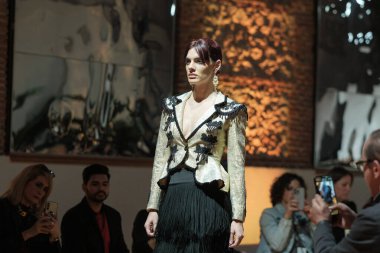 Madrid 'deki Fabrica de Tapices' da Madrid Moda Haftası 'nda Atılier Tasarım Gelin Yürüyüşü sırasında TERESSA NINU ATELIER tarafından yapılan modeller sergilenmektedir. 25 marzo, 2025 İspanya