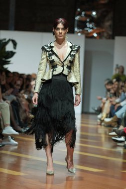 Madrid 'deki Fabrica de Tapices' da Madrid Moda Haftası 'nda Atılier Tasarım Gelin Yürüyüşü sırasında TERESSA NINU ATELIER tarafından yapılan modeller sergilenmektedir. 25 marzo, 2025 İspanya